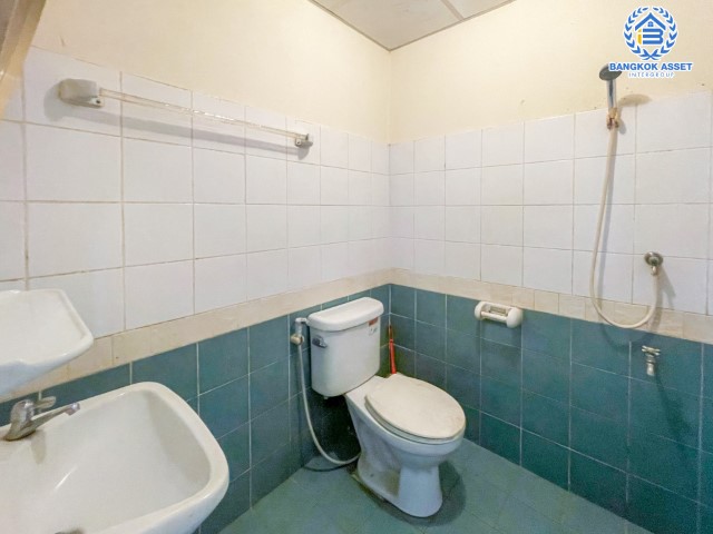 ทาวน์เฮ้าส์มือสองย่านนนทบุรี ม.พฤกษา37 กาญจนาภิเษก บนเนื้อที่ 16 ตร.ว. ฟังก์ชัน 3 ห้องนอน 2 ห้องน้ำ 1 ที่จอดรถ แถมฟรี! 1 เครื่องปรับอากาศ บ้านสภาพดี น่าอยู่ เชื่อมต่อถนนกาญจนาภิเษก ใกล้จุดขึ้นทางด่วน "ศรีรัช" และรถไฟฟ้าสายสีม่วง "สถานีสามแยกบางใหญ่" จองเลย